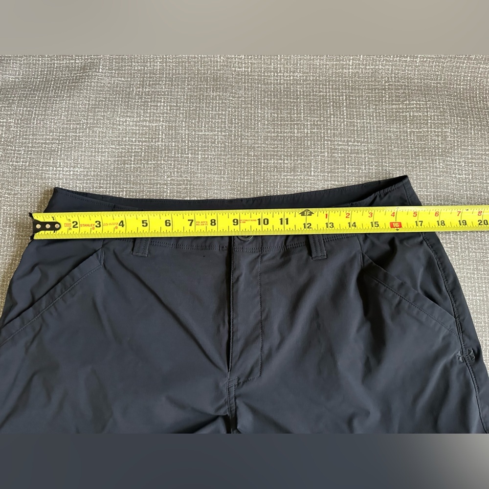 Under Armour Men’s Black Flat Front Lightweight Short Size 34 - Picture 9 of 10